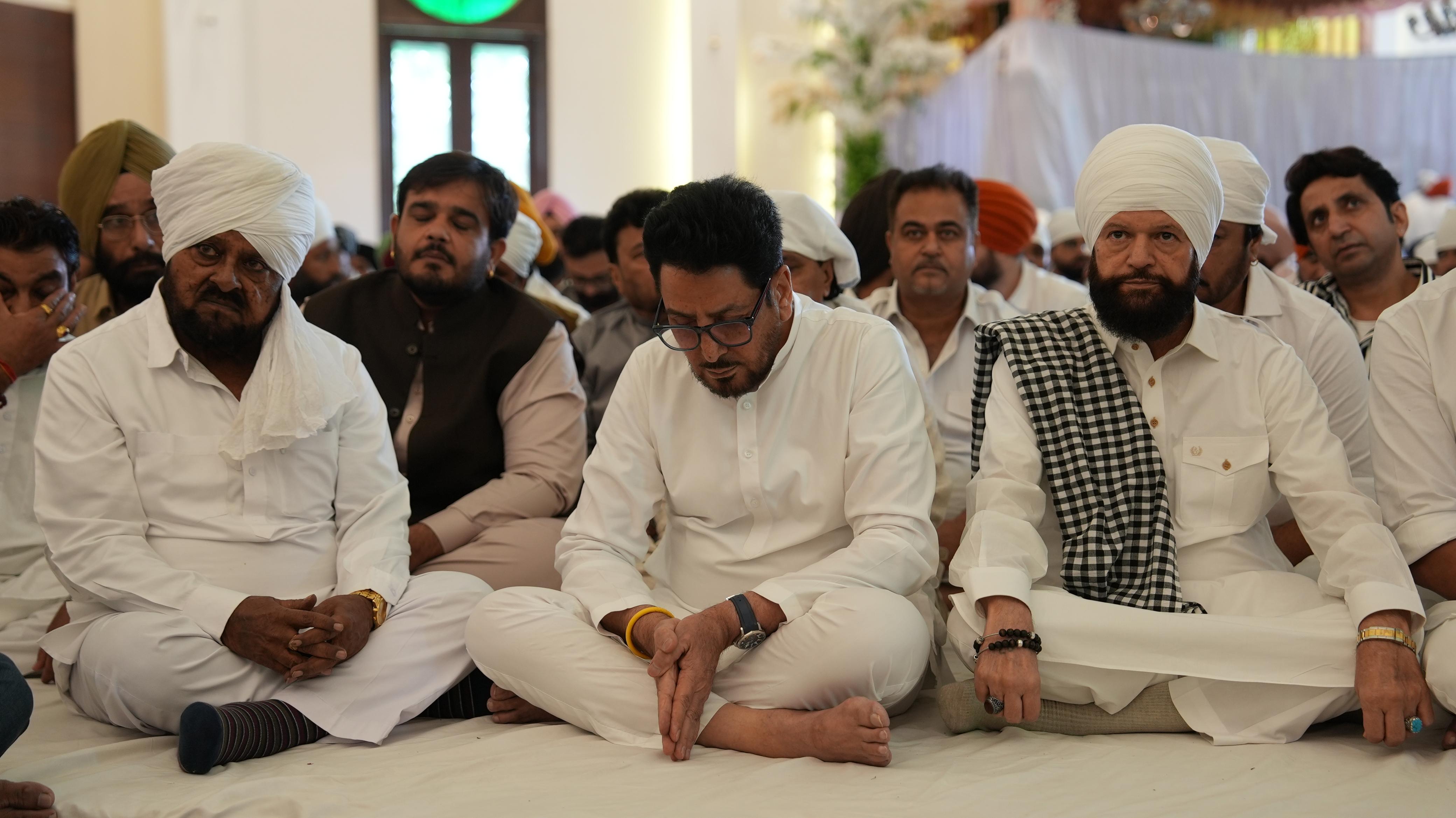 चरणजीत आहूजा के अंतिम संस्कार में गायक, अभिनेता, समाजसेवी और राजनीतिक नेता पहुँचे